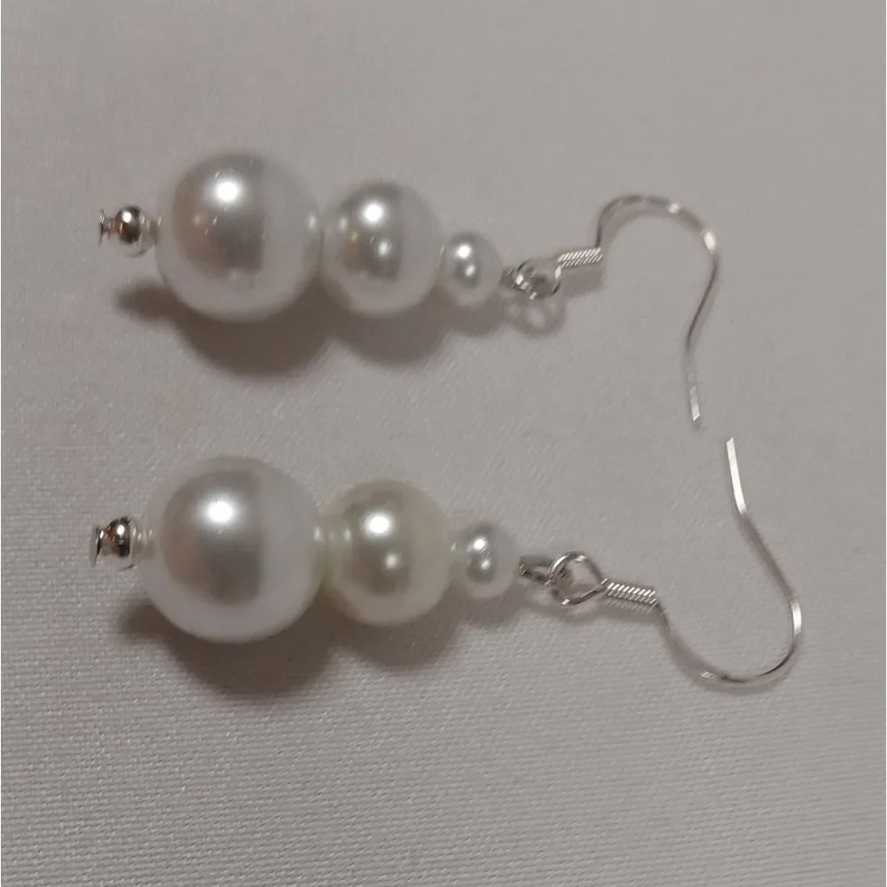 5/$25 Faux pearl bar earrings - Picture 3 of 5